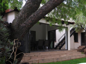 Отель Ile Du Lac Self Catering  Hartbeespoort